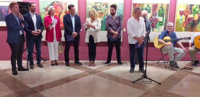 Inauguración de la exposición 'Vendimia', del  pintor moguereño Pedro Rodríguez.