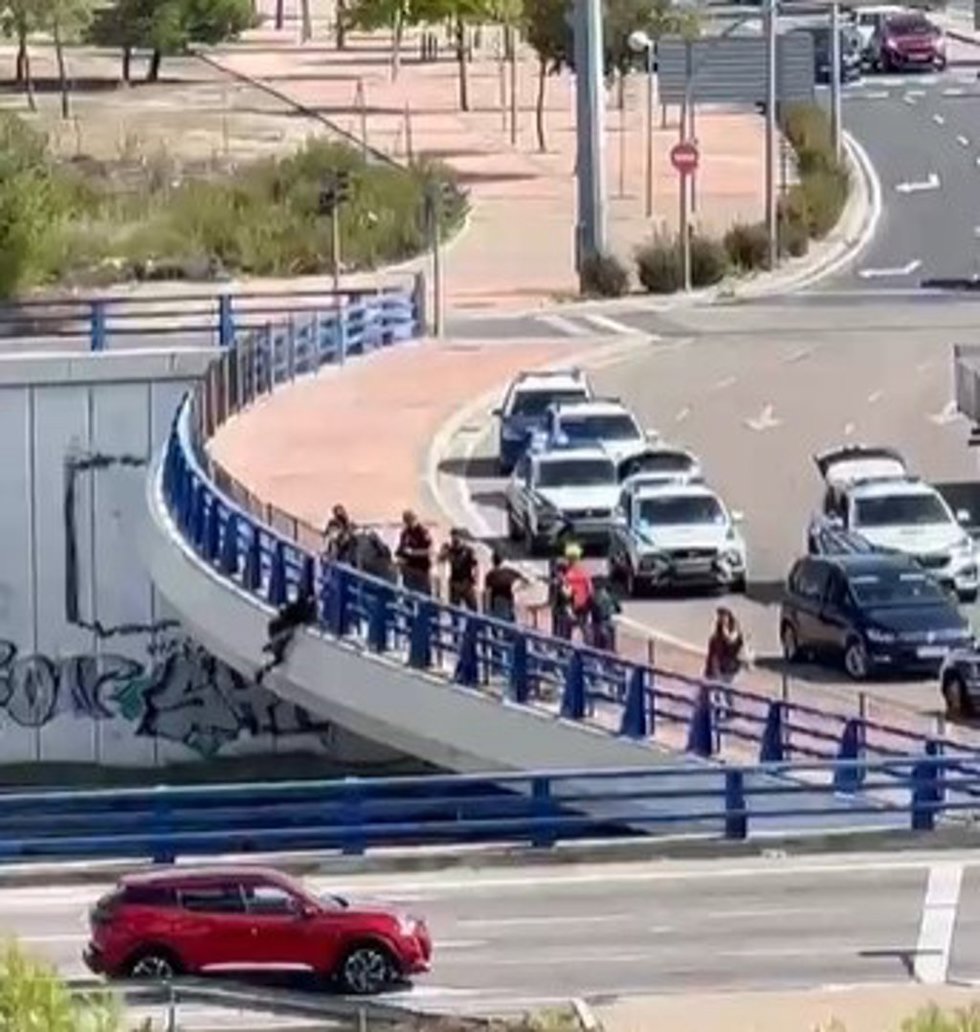 Despliegue policial para rescatar a un hombre que se había colgado de un puente en Vallecas