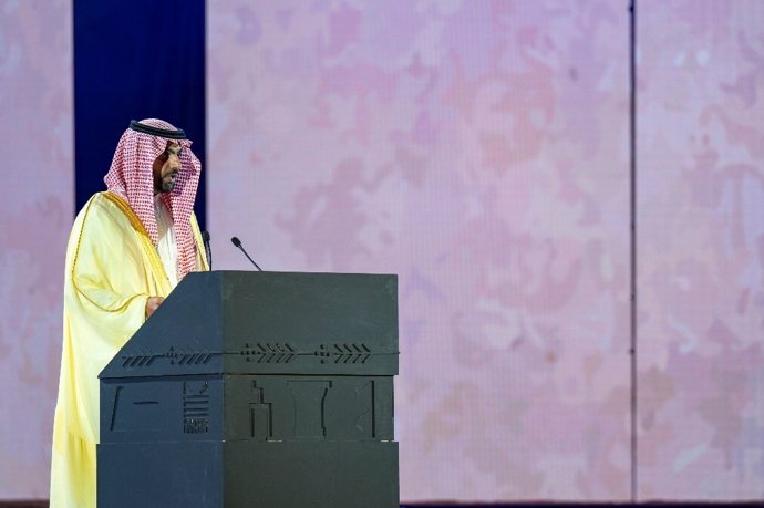 Su Alteza el Príncipe Bader bin Abdullah bin Mohammed bin Farhan Al Saud, Ministro saudí de Cultura y Presidente de la Comisión Nacional Saudí para la Educación, la Cultura y la Ciencia, pronuncia el discurso de apertura de la 45 reunión ampliada del C