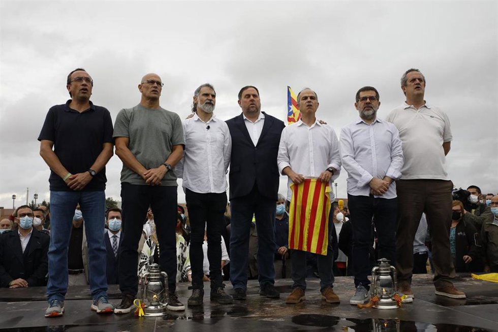 Archivo - (I-D) El exconseller de Territorio y Sostenibilidad de la Generalidad Josep Rull (JxCat), el exconseller de Asuntos Exteriores, Relaciones Institucionales y Transparencia de la Generalitat Raül Romeva (ERC), el presidente de mnium Cultural, J