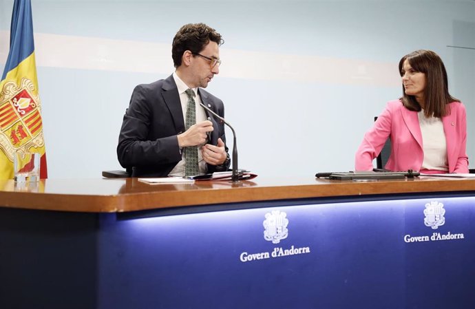 El ministro portavoz y la ministra de Cultura de Andorra en rueda de prensa