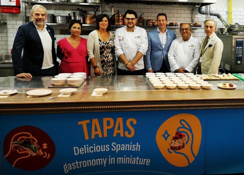 La representación española en Tel Aviv, con el chef segoviano Félix del Barrio (segundo dcha)