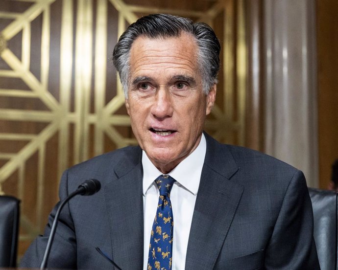 Archivo - July 19, 2023, Washington, District of Columbia, USA: U.S. Senator MITT ROMNEY (R-UT) speaking at a meeting of the Senate Homeland Security and Governmental Affairs Committee at the U.S. Capitol.