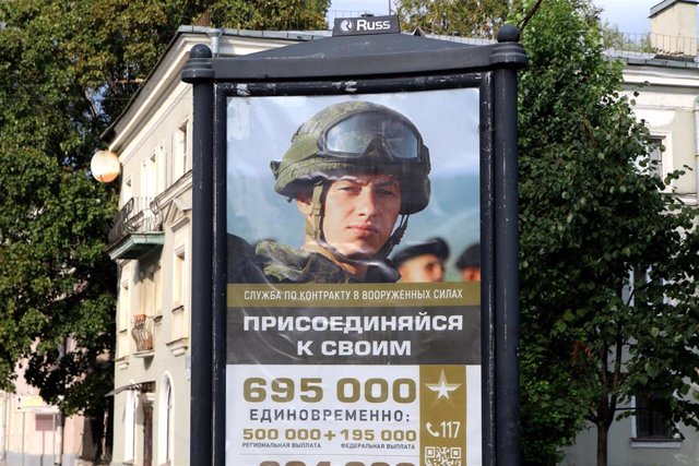 Un anuncio para inscribirse en las Fuerzas Armadas de Rusia en San Petersburgo