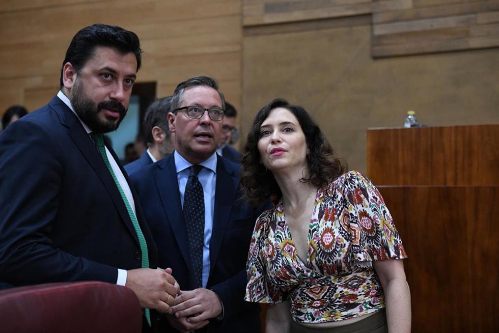Archivo - (I-D) El portavoz del PP en la Asamblea de Madrid, Carlos Díaz-Pache; el secretario general del PP de Madrid, Alfonso Serrano, y la presidenta de la Comunidad de Madrid y del PP de Madrid, Isabel Díaz Ayuso, a su llegada a una sesión plenaria