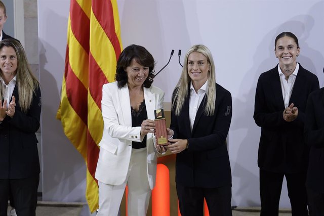Alexia Putellas rep, en nom del primer equip del FC Barcelona femení, la Medalla d'Honor del Parlament de Catalunya