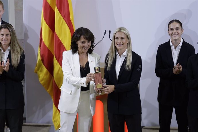 Alexia Putellas recibe, en nombre del primer equipo del FC Barcelona femenino, la Medalla de Honor del Parlament de Catalunya