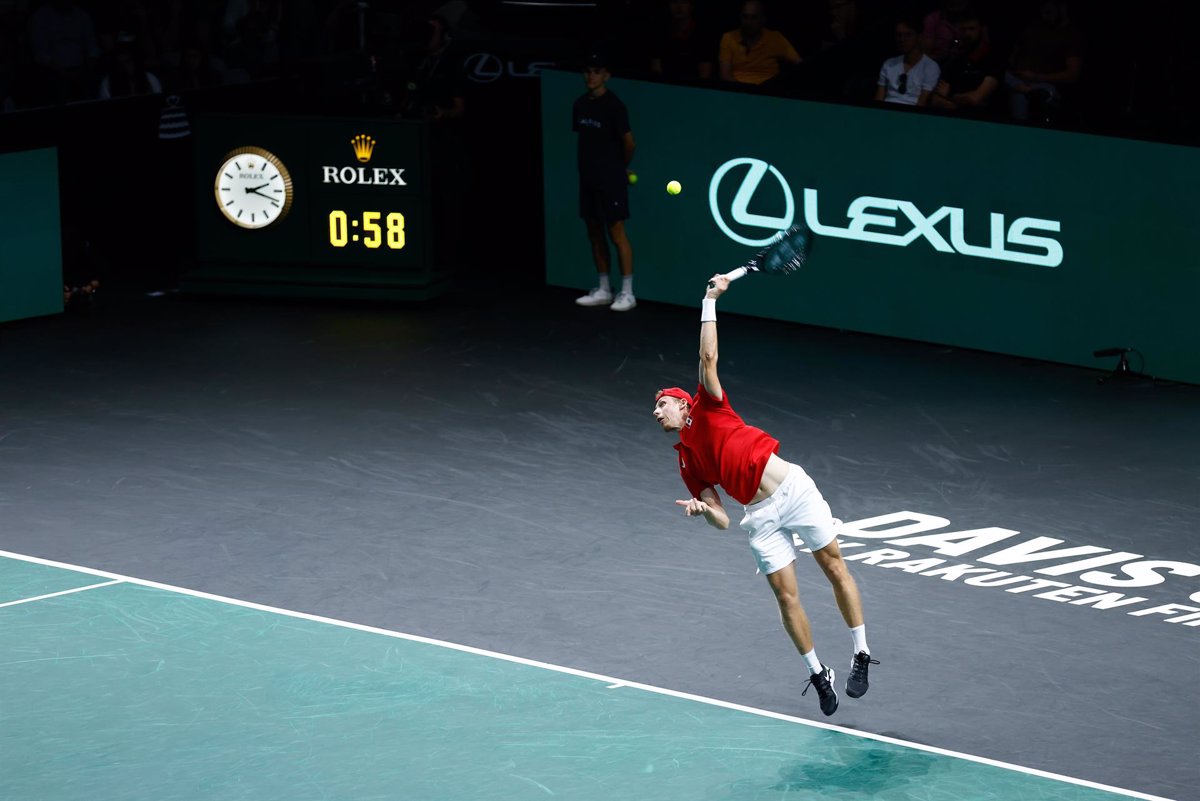 Starless Canada knocks out Davis Cup host Italy