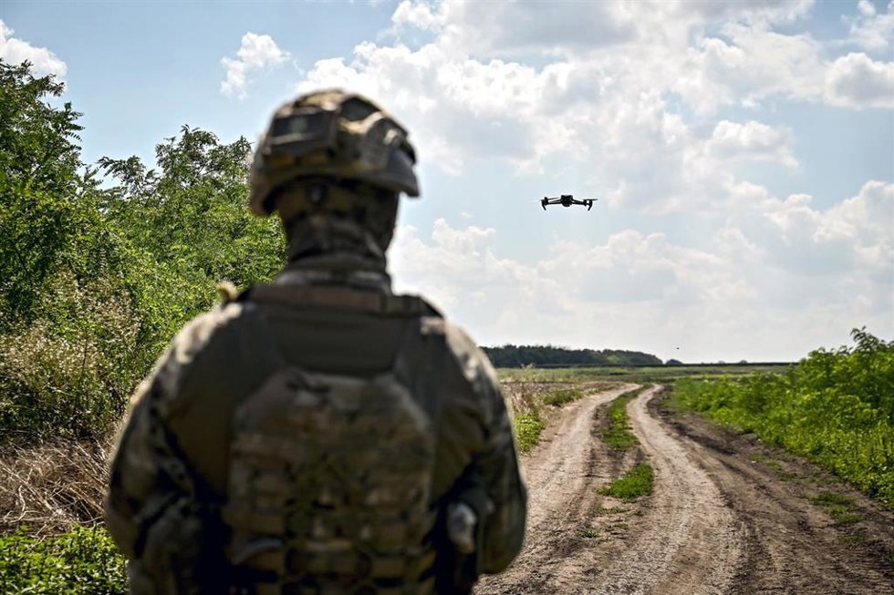 Archivo - Un militar del Ejército de Ucrania operando un dron