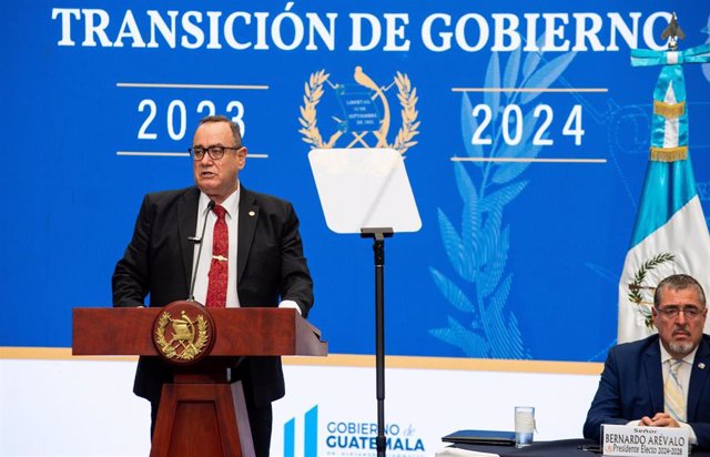 El presidente saliente de Guatemala, Alejandro Giammattei, y el presidente electo, Bernardo Arévalo