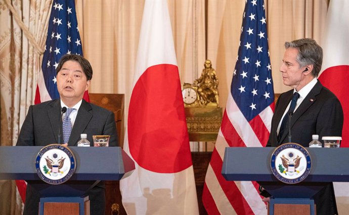 Archivo - January 11, 2023, Washington, DC, United States of America: Japanese Foreign Minister Yoshimasa Hayashi, left, replies to a question as U.S Secretary of State Tony Blinken, right, looks on during a joint press conference with Japanese and U.S of