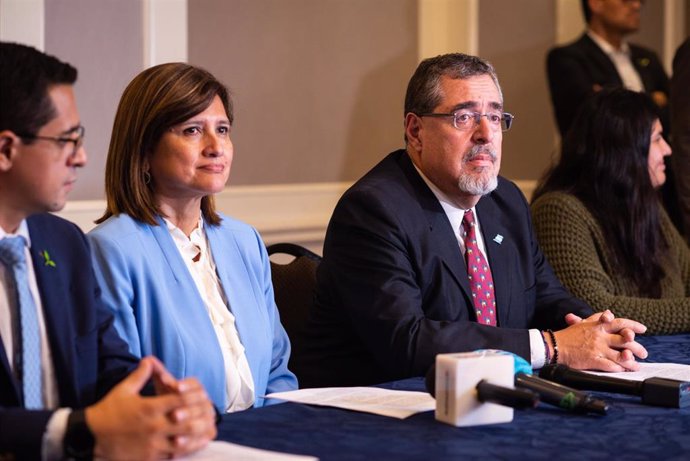 La vicepresidenta electa de Guatemala, Karin Herrera, y el presidente electo, Bernardo Arévalo¡