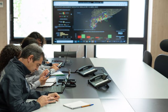 Archivo - Arxiu - Varis treballadors de l'equip de Protecció Civil durant una prova d'enviament massiu de missatges a telèfons mòbils intel·ligents per alertar d'emergències, a la sala de comandaments del CECAT (Centre de Coordinació Operativa de Cataluny