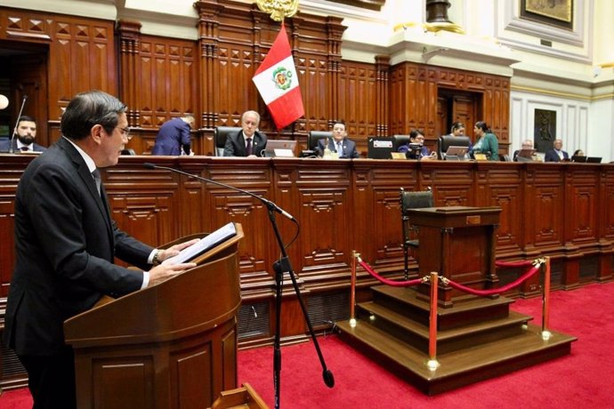 El ministro de Defensa de Perú, Jorge Chávez, en el Congreso andino