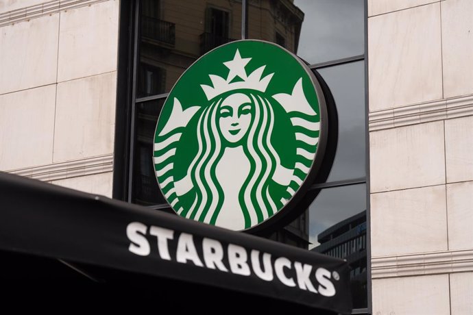 Archivo - Una cafetería de la franquicia Starbucks en Barcelona, a 7 de agosto de 2023, en Barcelona, Catalunya (España). Starbucks Corporation, conocida mundialmente como Starbucks, es una cadena internacional de cafeterías que cotiza en la bolsa NASDA