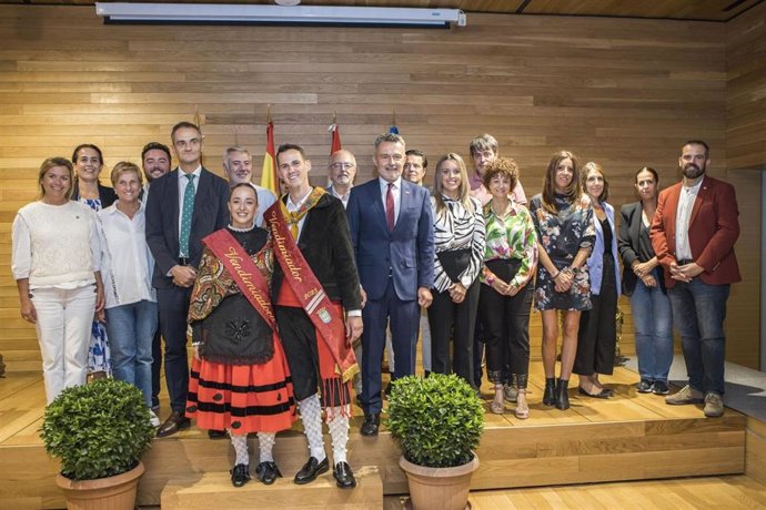 El alcalde de Logroño impone las bandas de San Mateo a la pareja de Vendimiadores de San Mateo 2023