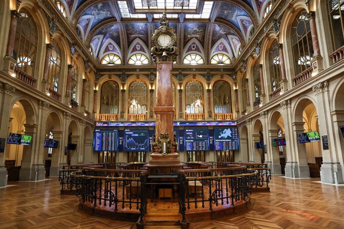 Paneles con índices bursátiles en el Palacio de la Bolsa de Madrid