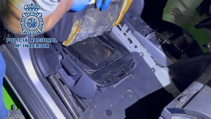 Droga bajo el asiento del vehículo.