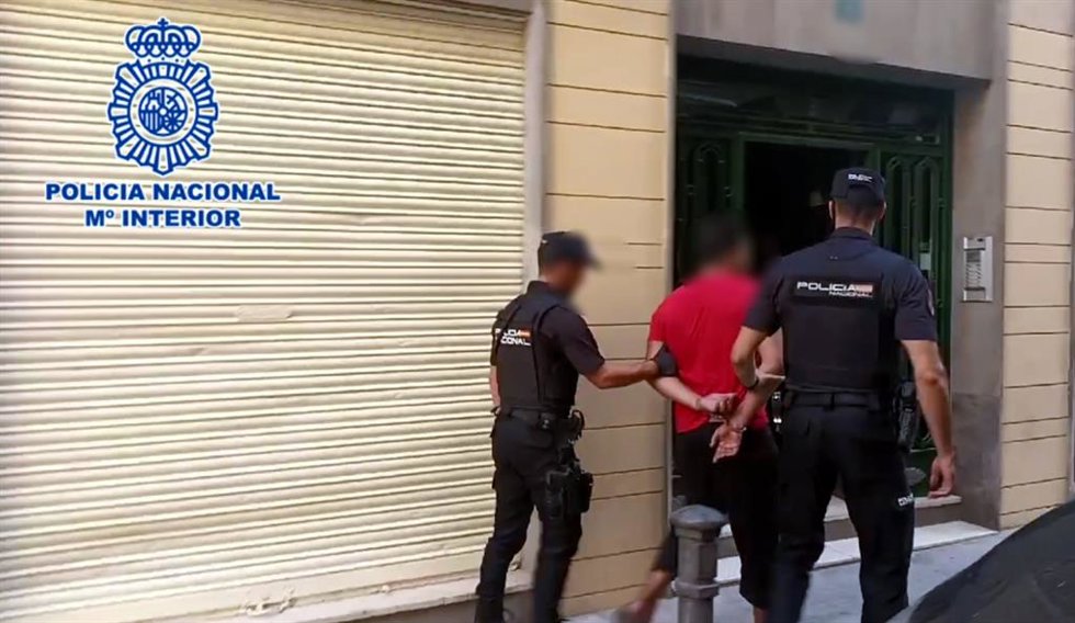 Nota De Prensa: "Una Madre Y Un Hijo Detenidos Como Presuntos Asesinos De Un Varón Al Que Secuestraron Y Torturaron Durante 15 Horas"