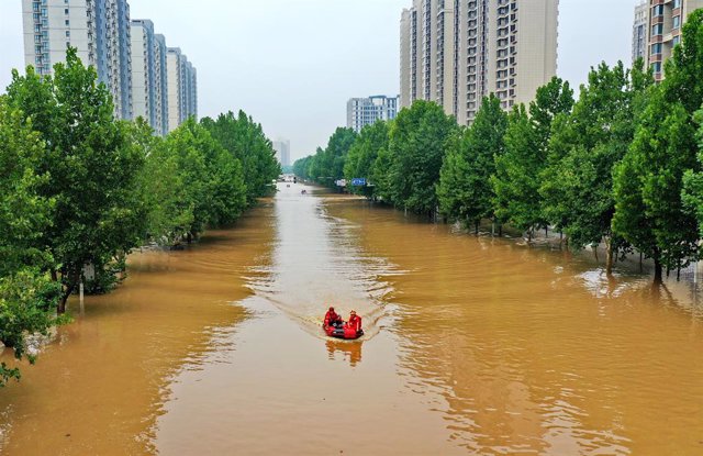 Archivo - ZHUOZHOU, Aug. 2, 2023  -- This aerial photo taken on Aug. 2, 2023 shows rescuers heading to transfer flood-trapped people in Zhuozhou, north China's Hebei Province. Nine people have died and six are missing in north China's Hebei Province as of
