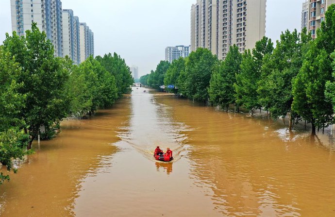 Archivo - ZHUOZHOU, Aug. 2, 2023  -- This aerial photo taken on Aug. 2, 2023 shows rescuers heading to transfer flood-trapped people in Zhuozhou, north China's Hebei Province. Nine people have died and six are missing in north China's Hebei Province as 