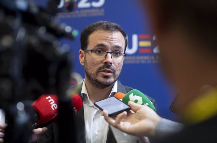 El ministro de Consumo en funciones, Alberto Garzón, ofrece declaraciones a los medios en el acto de apertura del Foro Iberoamericano de Agencias Gubernamentales de Protección al Consumidor (FIAGC) y autoridades de la Comisión Europea (CE), en el Palaci