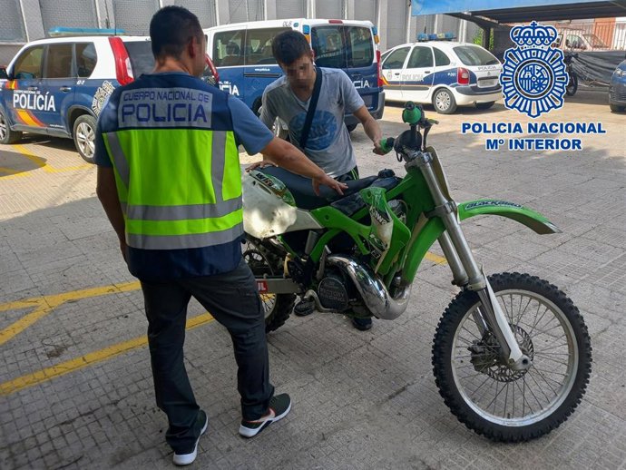 Policía Nacional detiene a dos varones que robaban motos anunciadas en plataformas de objetos de segunda mano