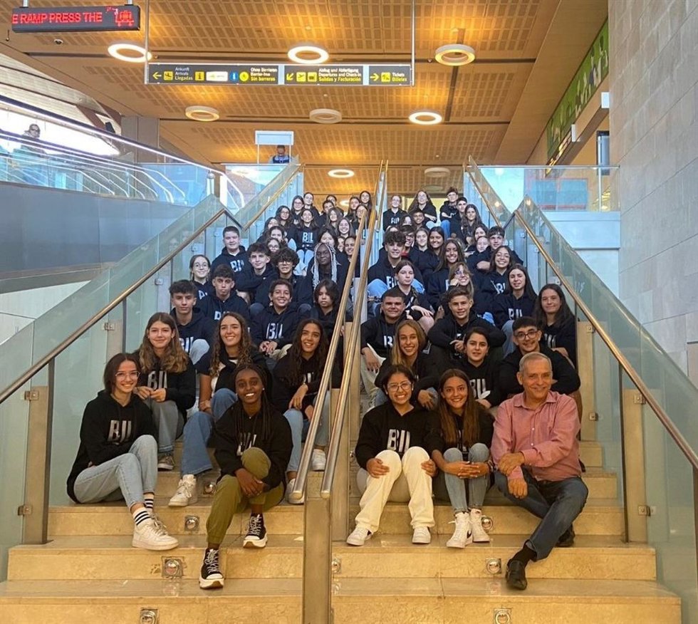 El consejero de Empleo y Educación del Cabildo de Tenerife, Efraín Medina, junto a los alumnos beneficiarios de las becas de inmersión lingüística