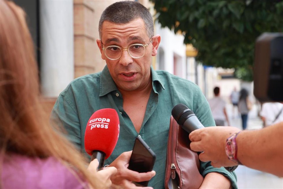 El abogado José Antonio Sires atiende a los medios 