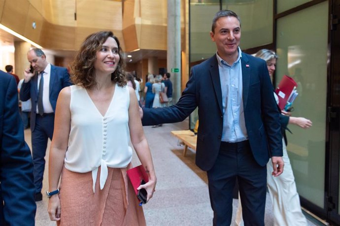 La presidenta de  la Comunidad, Isabel Díaz Ayuso y el portavoz del PSOE, Juan Lobato, se saludad a la llegada al Pleno