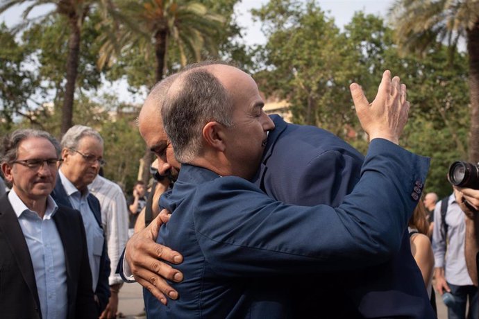 Archivo - El secretario general de Junts, Jordi Turull (i), abraza al exconseller de Interior de la Generalitat de Catalunya Miquel Buch (d) a su llegada a un juicio en la Audiencia de Barcelona, a 28 de junio