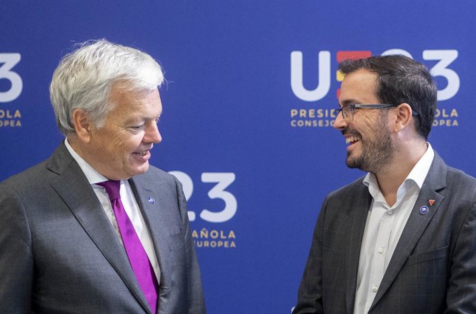 El ministre de Consum en funcions, Alberto Garzón, i el comissari europeu de Justícia, Didier Reynders