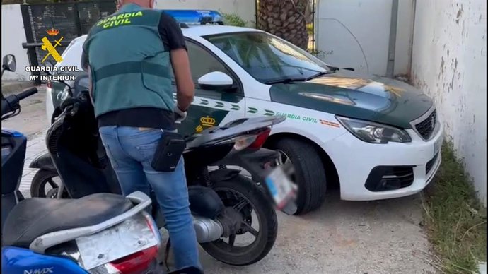 La Guardia Civil detiene una persona en Punta Umbría por vender presuntamente estupefacientes a jóvenes.