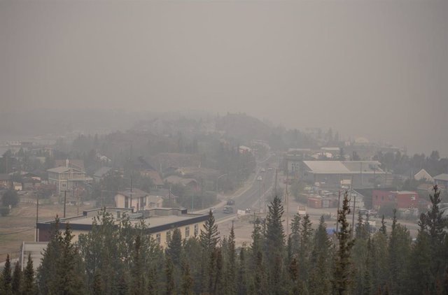 Una densa nube de humo procedente de los incendios forestales cercanos cubre el cielo en Yellowknife (Canadá) el 15 de agosto de 2023.  
