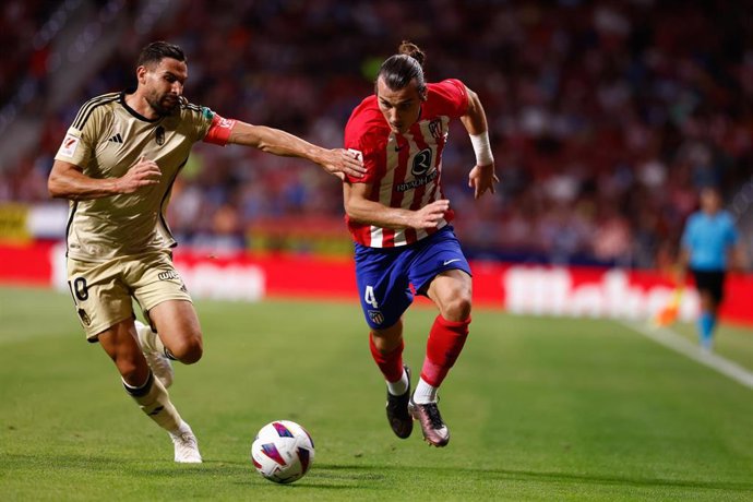 El central turco aglar Syüncü pugna un balón durante el Atlético de Madrid-Granada de LaLiga EA Sports 2023-2024