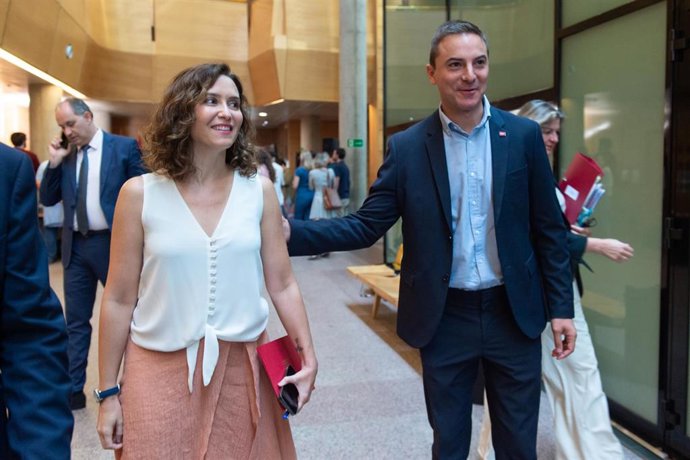 La presidenta de  la Comunidad, Isabel Díaz Ayuso y el portavoz del PSOE, Juan Lobato, se saludad a la llegada al Pleno