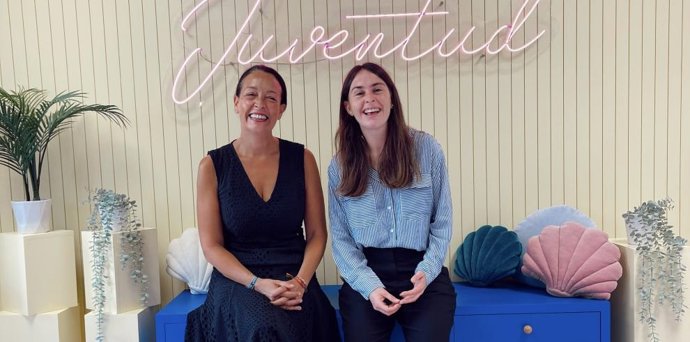 La consejera de Bienestar Social y Familia, Carmen Susín, y la nueva directora gerente del IAJ, Cristina Navarro,