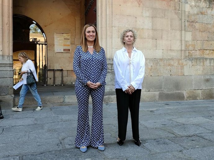 La delegada del Gobierno en Castilla y León, Virginia Barcones (i), junto a la vicerrectora de la USAL antes de la reunión con estudiantes en la Universidad