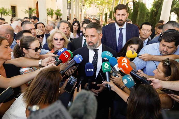 El líder de VOX, Santiago Abascal, ofrece declaraciones a los medios de comunicación antes de asistir a la toma de posesión de los consejeros del Gobierno regional