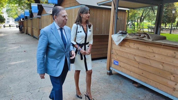 La concejala de Economía, Leticia González, junto al alcalde de Oviedo, Alfredo Canteli, visitan las casetas de artesanos ubicadas en el Campo San Francisco con motivo de las fiestas de San Mateo.