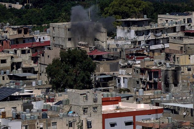Una columna de humo en el marco de los enfrentamientos en el campamento de refugiados palestinos de Ain al Hilweh, en Líbano