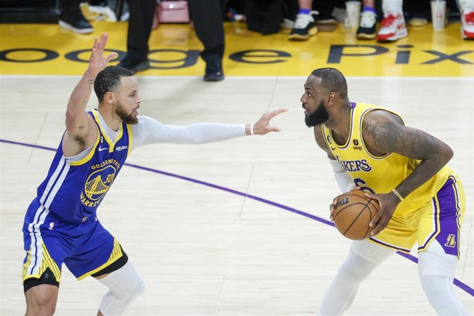 Archivo - LeBron James ante Stephen Curry durante un Lakers-Warriors de la NBA 22-23 