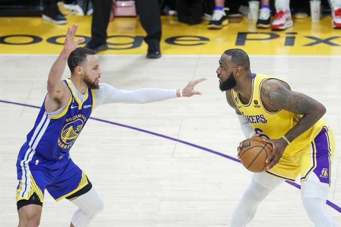 Archivo - 08 May 2023, US, Los Angeles: Lakers' LeBron James (R) and Warriors' Stephen Curry in action during an NBA basketball Western Conference semifinal game 4 at Crypto.com Arena. Photo: Ringo Chiu/ZUMA Press Wire/dpa