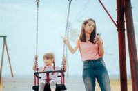 La AEP hace un llamamiento a los padres para que "sean ejemplo del buen uso de las 'pantallas' para los niños"