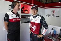 Guanyu Zhou renueva con Alfa Romeo y formará pareja en 2024 con Valtteri Bottas