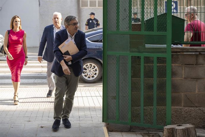 El conseller de Educación, José Antonio Rovira, a su llegada al CEIP El Constitución con motivo del inicio del curso escolar