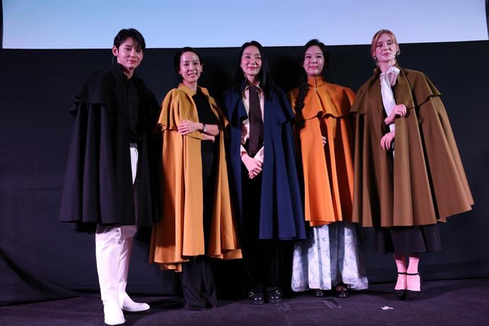 Los actores coreanos Jeon Changa, Cho Yeo-Jeong, Kim Joo-Ryung, la diseñadora Danha, y la cantante española residente en Seúl, Lara Benito, durante la ceremonia de nombramiento de los primeros embajadores internacionales de MADRID TURISMO.