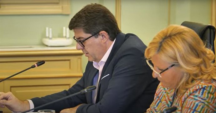 El conseller de Turismo, Cultura y Deportes, Jaume Bauz, durante su comparecencia en la Comisión de Turismo.