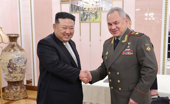 Archivo - El líder norcoreano, Kim Jong Un, junto al ministro de Defensa ruso, Sergei Shoigu.