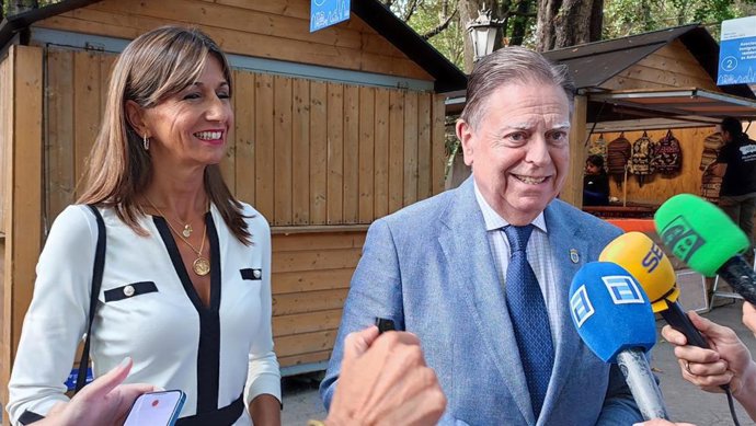 La concejala de Economía del Ayuntamiento de Oviedo, Leticia González, y el alcalde, Alfredo Canteli, en el Campo San Francisco.